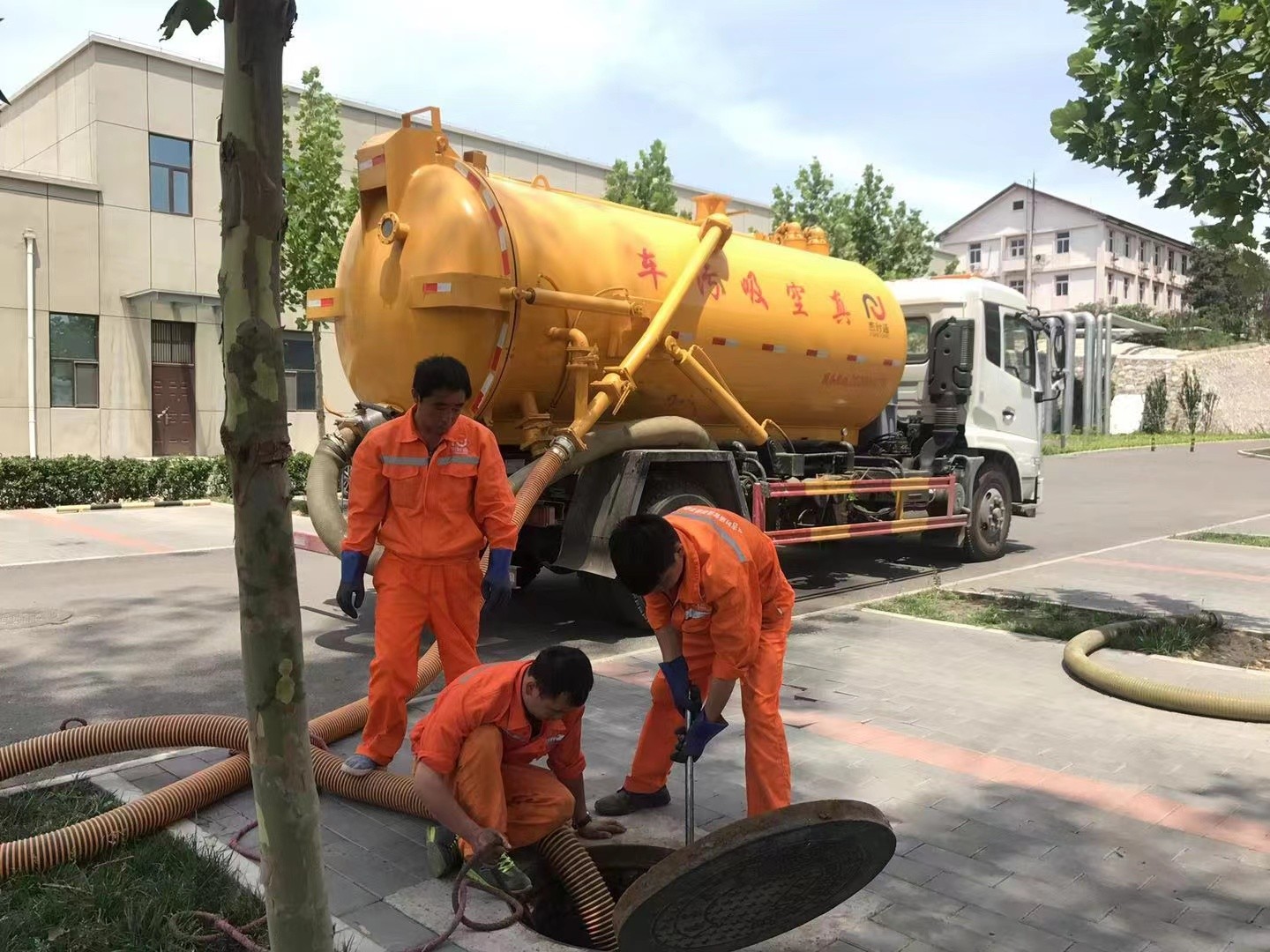 柳南管道疏通车停在窨井附近