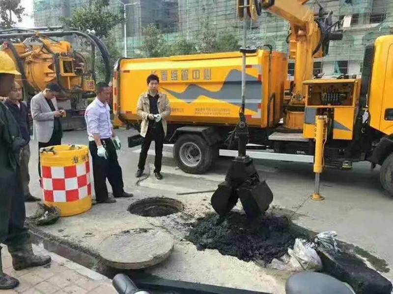柳南街道：网格员化身“清道夫”，为民解忧疏通“堵心”化粪池