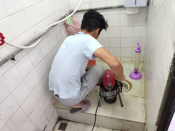柳南管道堵塞冒臭气 专业师傅现场解决问题