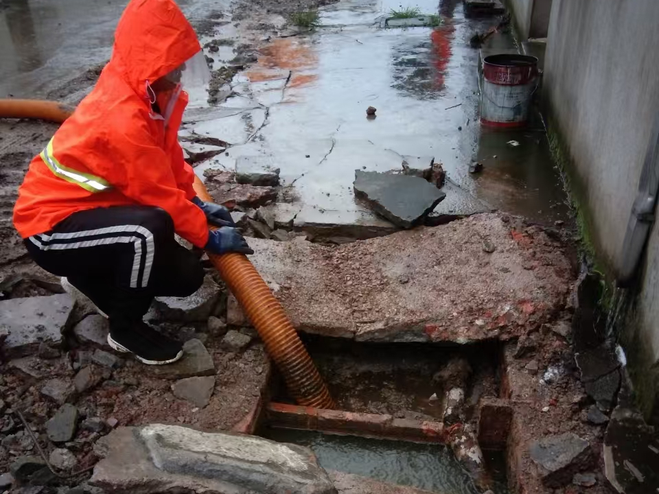 柳南专业清理污水池 炜誉市政以规范流程守护城市 “肠道”