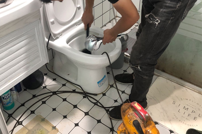 柳南马桶堵塞自己疏通还是找师傅？专业上门服务让你省时更省心